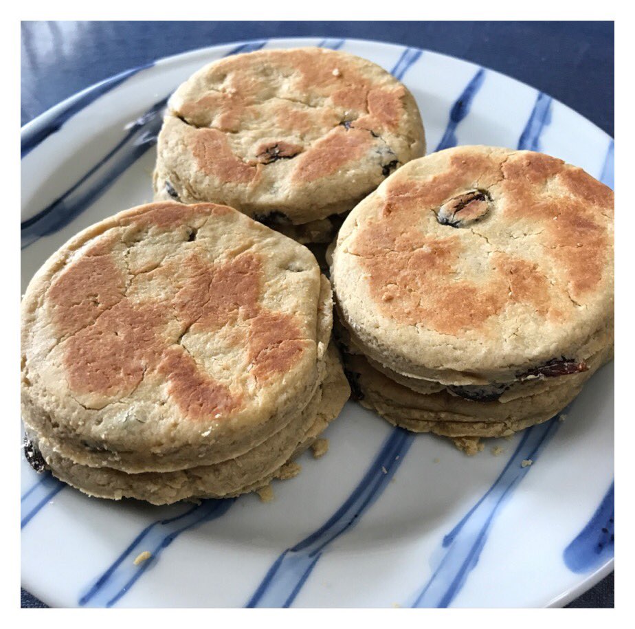 killer_snail88's tweet photo. インスタントオーツのウェルシュケーキ、2回目なので少し出来が良くなった?
水切りヨーグルトとジャムを合わせるといい感じ。
#美味い美味い
#WelshCake #ウェルシュケーキ
#Myprotein #instantoats https://t.co/MCViZjhWgZ
