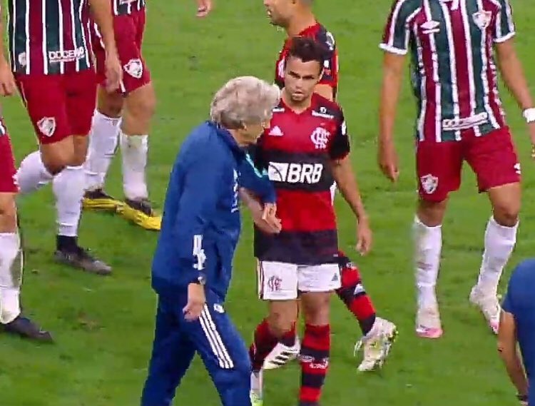 HaminySevero's tweet photo. De Mister:
Para Michael:

“Vamos tesouro não se misture com essa gentalha”
#FlaFluNoSBT https://t.co/cDbIHzGmxk