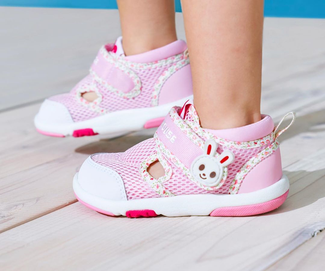 ミキハウス妊娠出産インフォ サイドのキャラクターがかわいいサマーシューズ メッシュ素材なので通気性が良く 暑い夏もムレにくく快適にすごせます 夏のコーディネートのアクセントに ぜひチェックしてみてくださいね ミキハウス Mikihouse キッズ