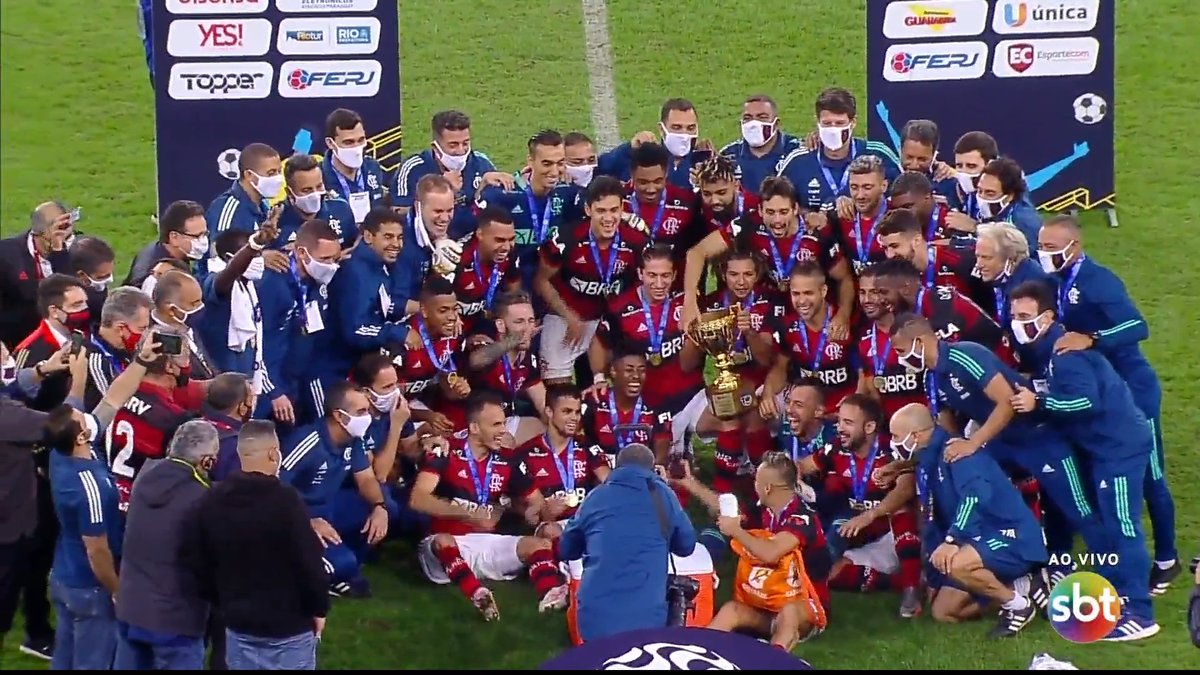 SBTonline's tweet photo. Foto do título, vamos lá. Todos sorrindo... 📸 #FlaFlunoSBT https://t.co/wMr36Y9MQo