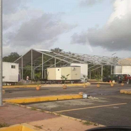 DomyCalles's tweet photo. La gente de #Chetunal merece más que una simple lona para los pacientes afectados #Covid19. El Centro de Convenciones sería un lugar más digno para quienes le dieron la gubernatura a @CarlosJoaquin Más respeto para las familias chetumaleñas!! @DrJLPech @HLGatell @MarybelVillegas https://t.co/ls7dYz9IC0