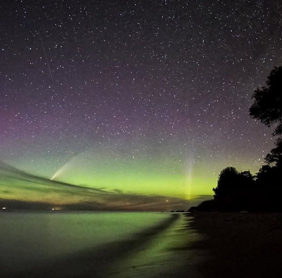 Photo 1: Erin.k.malone | ig (Michigan).Photo 2: tommasodiprima | ig.Photo 3: noordsee.foto | ig (Germany).Photo 4: chris_kozyniak | ig (Libau, Manitoba). #NeowiseComet