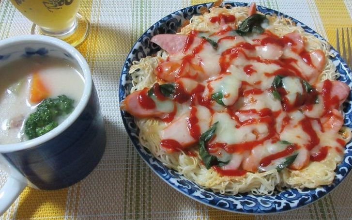 もっこす 新メニュー 昨日 情報紙に載っていた料理を作ってみました そうめんピザ です 茹でたそうめんに粉チーズを振ってフライパンで焼き固め トッピング具材とケチャップを加え ミックスチーズが溶けるまで焼いて出来上がり シチューは前夜の