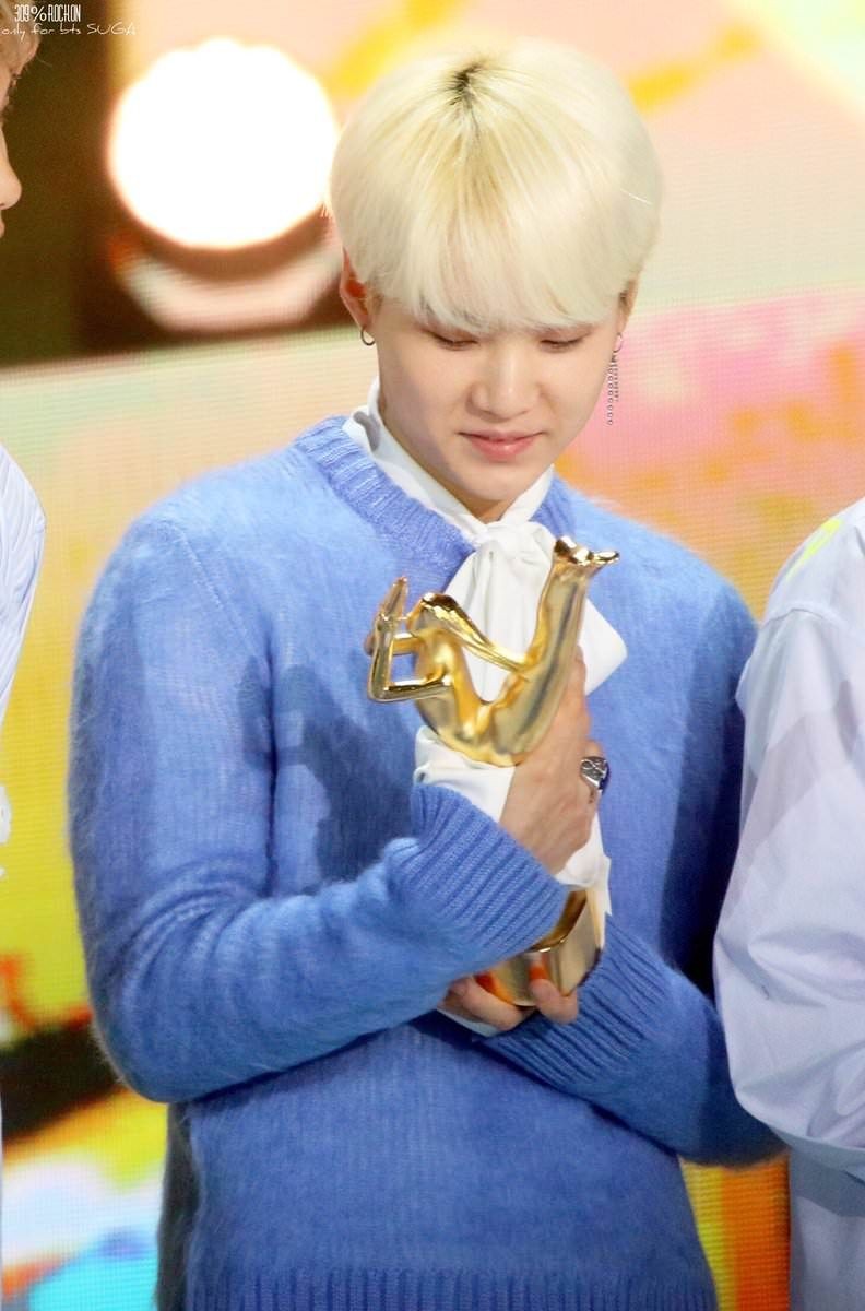 Plushcheek's tweet photo. 100118||
 32nd golden Disc award: min yoongi https://t.co/OXTUtbtaSZ