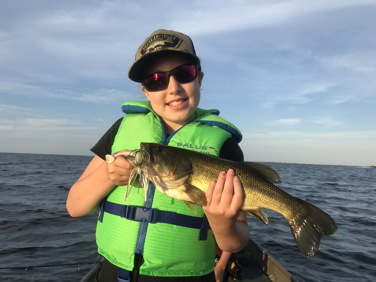 JasonBarnucz's tweet photo. We had another fun night on the Long Point Inner Bay. No giants but the smiles were all big!!
#GirlsFishToo
#LargemouthBass #TakeAKidFishing #LongPointBay #AbuGarciaForLife #BerkleyFishing #HookedOnNorfolk #TheReelAngle https://t.co/1BnCmrm7FN