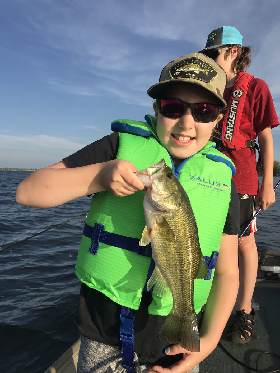 JasonBarnucz's tweet photo. We had another fun night on the Long Point Inner Bay. No giants but the smiles were all big!!
#GirlsFishToo
#LargemouthBass #TakeAKidFishing #LongPointBay #AbuGarciaForLife #BerkleyFishing #HookedOnNorfolk #TheReelAngle https://t.co/1BnCmrm7FN