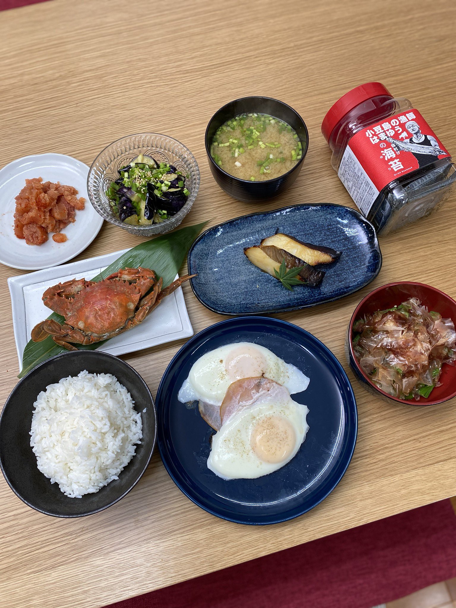 小豆島の漁師 はまゆう イシガニをふんだんに使った味噌汁で 朝ごはん 贅沢だ あとは マナガツオの西京焼き 茄子の揚げ浸し オクラ鰹節 などなど T Co Rh7aekejme Twitter