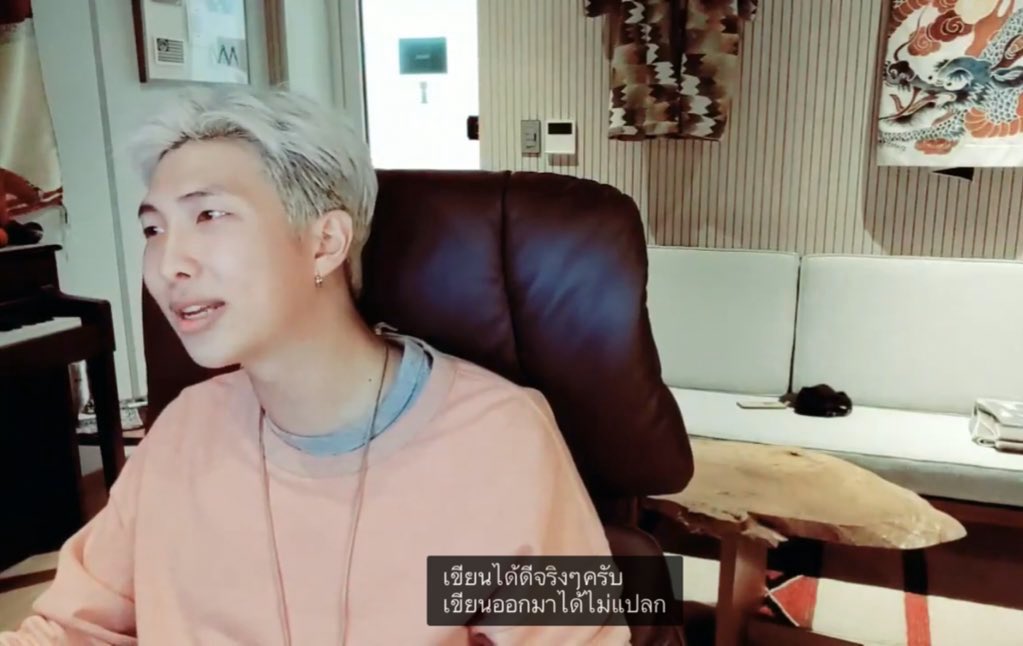 เพลง boy with luv นัมจุนต้อง rewrite หมด เพราะมันแปลงเปนภาษาเกาหลีได้ยากมาก เกบไว้แค่ listen my baby