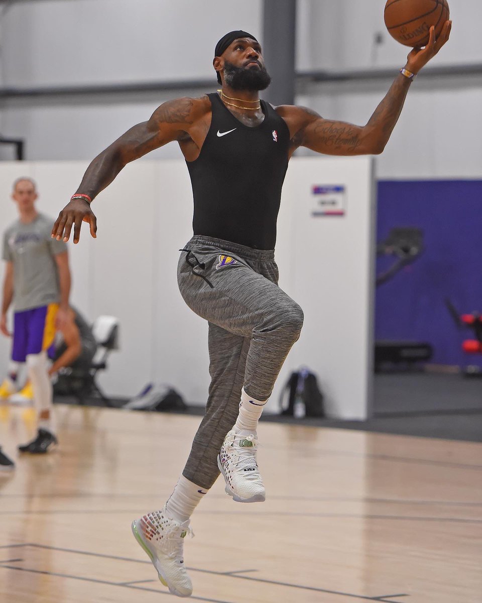 nike lebron xvii command force