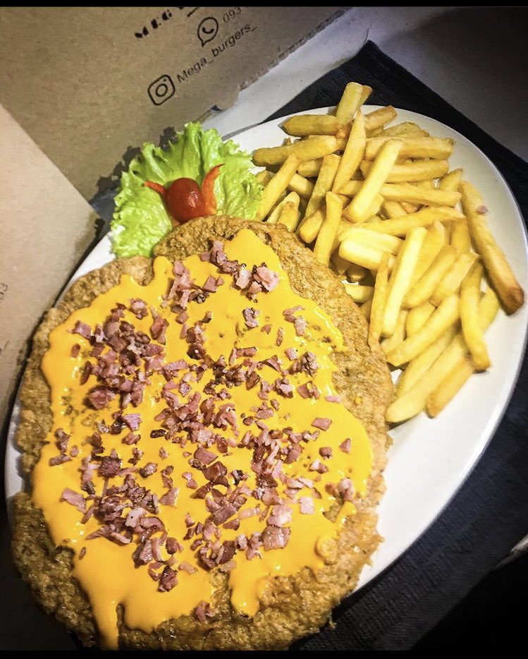 Megaburger7's tweet photo. Todavia no probaste la última incorporación de Mega Burger❓

Nuestras MegaMila👑 en tres gustos distintos 

1️⃣MegaMila Cheddar 

2️⃣MegaMila Huevo y panceta

3️⃣MegaMila Napolitana 
⚠️Todas incluyen 🍟

⏰ De martes a domingos de 20hs a 00Hs 
📲 093 766 053 🛵 https://t.co/TLKnZlNAgK