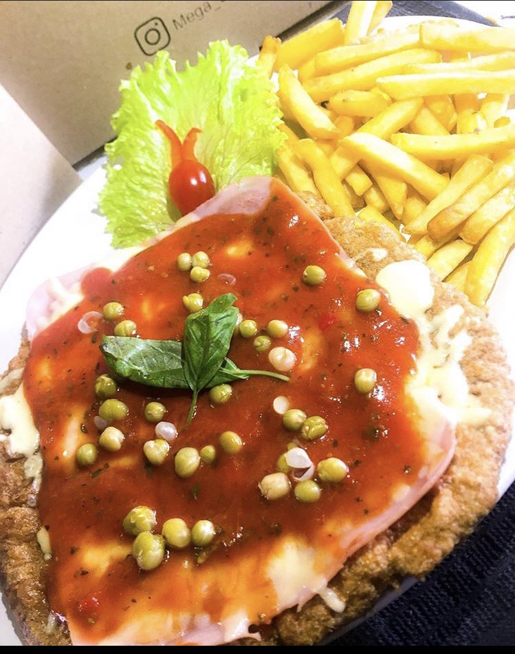Megaburger7's tweet photo. Todavia no probaste la última incorporación de Mega Burger❓

Nuestras MegaMila👑 en tres gustos distintos 

1️⃣MegaMila Cheddar 

2️⃣MegaMila Huevo y panceta

3️⃣MegaMila Napolitana 
⚠️Todas incluyen 🍟

⏰ De martes a domingos de 20hs a 00Hs 
📲 093 766 053 🛵 https://t.co/TLKnZlNAgK