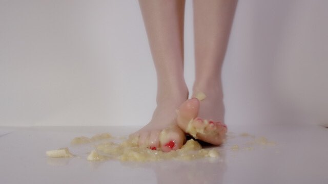 soleseeker10's tweet photo. Spread toes or squishy toes? #footfettish #squish #Feetfettish https://t.co/wwgjWcvZ5x