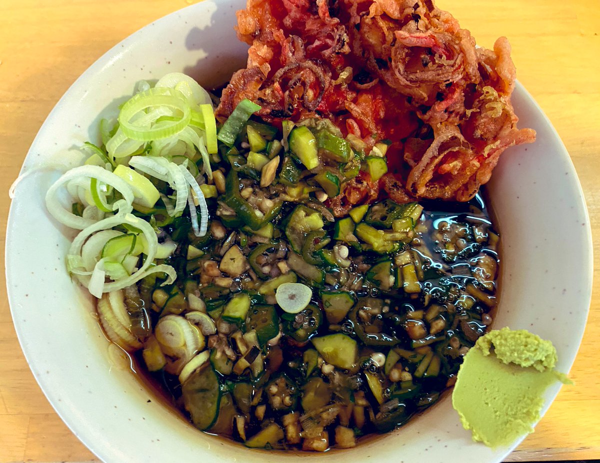 一由そば 今日から新たなリクエスト品 ピザ天 150円販売開始です サラミ チーズ ピーマン 玉ねぎ オレガノなどまんまピザの 天ぷらです また旬の夏野菜を使った 山形だし 刻み夏野菜 140円も開始です ナス きゅうり おくら 大葉 みょうが