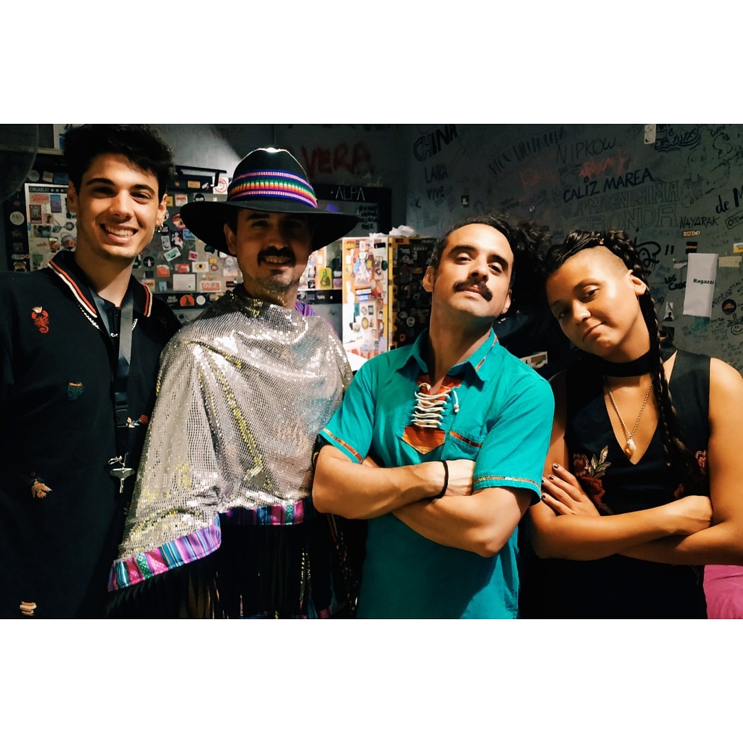 elchaskypum's tweet photo. Chasky Equipo!
Volveremos y seremos millones, de que no sé, pero millones.
Con @MartinSosaMusic
#Vjchoque @ridwancastellaro 
🧥#Yanataski
.
#fiesta #cuarenteneando #musicachilena #igmx #igchile #ElShowdelChasky https://t.co/EyHXYvaOhJ