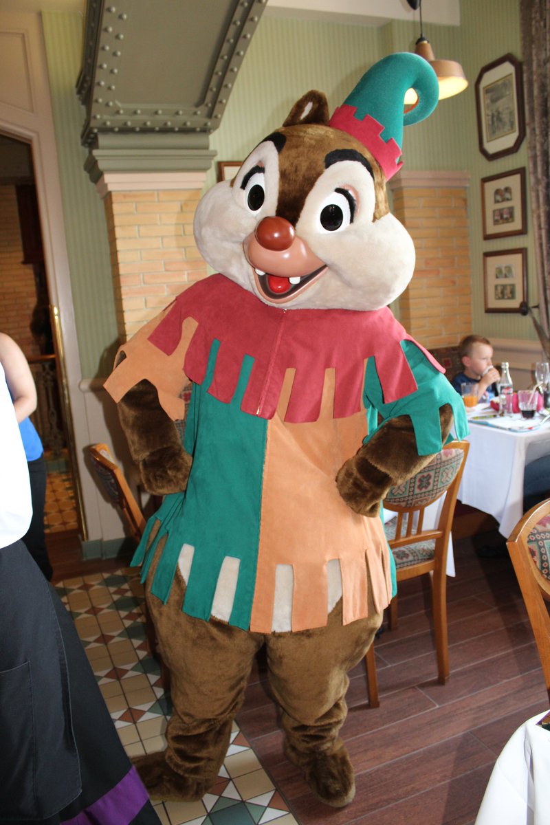 DisneyVala's tweet photo. Who needs a court jester when those two are around?
#DisneylandParis #InventionsBrunch #Chip #Dale #ChipNDale #DisneyCharacters https://t.co/OVuqURR5hp