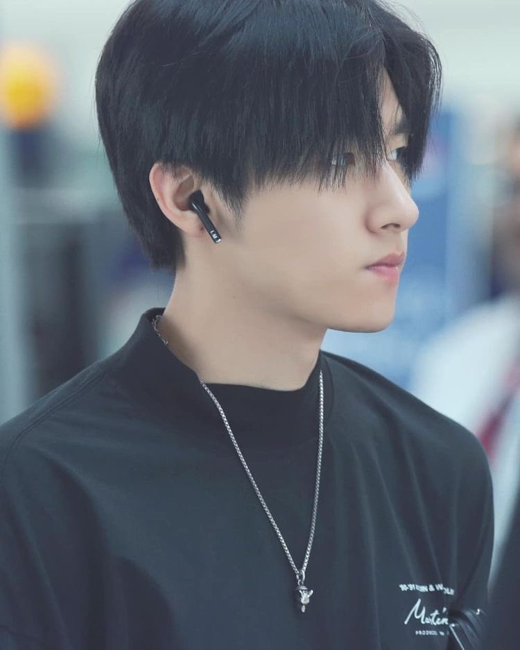 changkyun as kageyama-looks edgy but loves his friends -both are super pretty????? -kageyama would definitely listen to changkyun’s playlist to get hype before a game