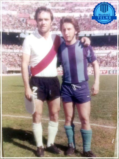 ImborrableTelmo's tweet photo. 📸[Flashes Imborrables] del paso de San Telmo por Primera División. Antes de River-Telmo (2º fecha del Nacional ´76) posan el inolvidable Roberto "Mariscal" Perfumo junto a Enrique "Quico" Pisapia (19-09-1976).
➡️Única vez en la historia que el Candombero  jugó en el Monumental. https://t.co/2b0mQ6YEgB