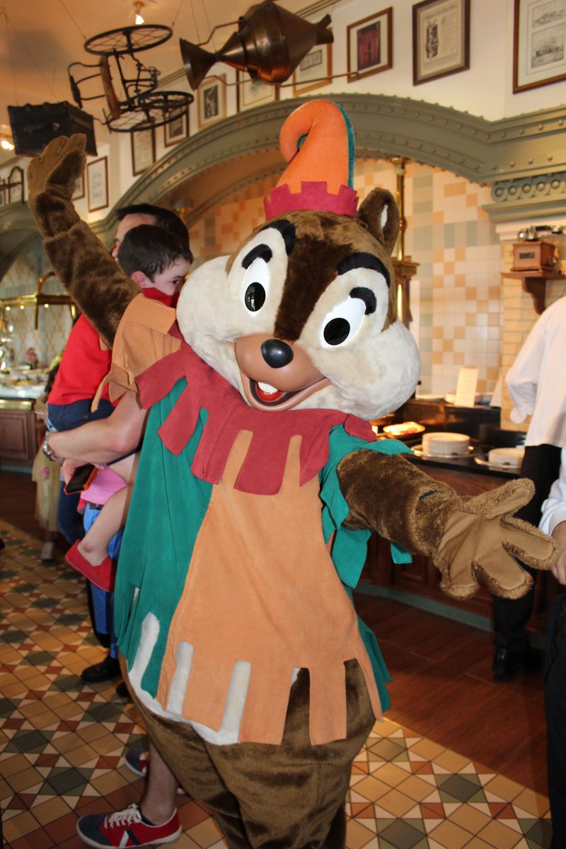 DisneyVala's tweet photo. Who needs a court jester when those two are around?
#DisneylandParis #InventionsBrunch #Chip #Dale #ChipNDale #DisneyCharacters https://t.co/OVuqURR5hp
