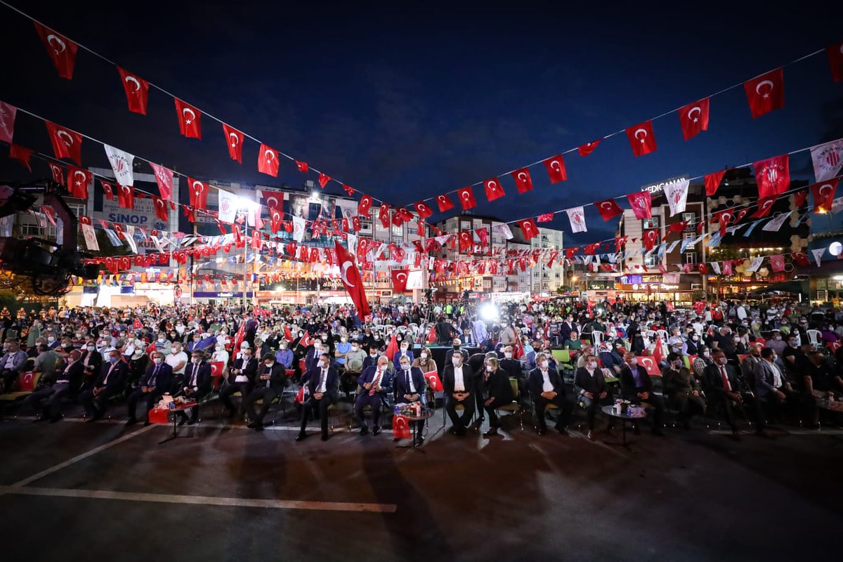 AkUmraniye's tweet photo. 15 Temmuz Demokrasi ve Milli Birlik Günümüzde Ümraniyeli hemşehrilerimizin katılımlarıyla 
düzenlenen özel programa katılarak, milli irademiz uğruna şehadete eren şehitlerimizi andık. 🇹🇷 #15Temmuz 

@bayramsenocak @mahmutemin58 @ismetyildirimtr https://t.co/rfz417hP1J