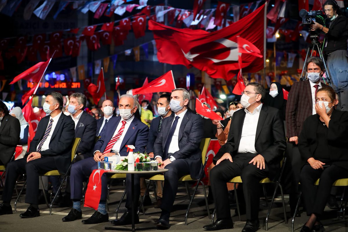 AkUmraniye's tweet photo. 15 Temmuz Demokrasi ve Milli Birlik Günümüzde Ümraniyeli hemşehrilerimizin katılımlarıyla 
düzenlenen özel programa katılarak, milli irademiz uğruna şehadete eren şehitlerimizi andık. 🇹🇷 #15Temmuz 

@bayramsenocak @mahmutemin58 @ismetyildirimtr https://t.co/rfz417hP1J