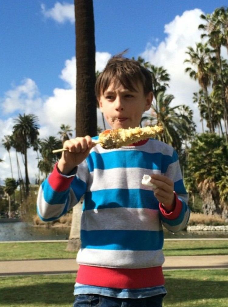 jaeden martell with food      ~𝚊 𝚝𝚑𝚛𝚎𝚊𝚍~