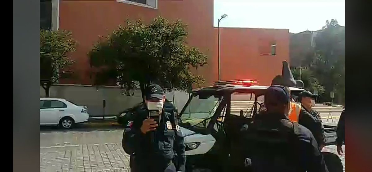 Gabrielgtzg's tweet photo. El activista #LGTB #OmarSolís fue detenido por elementos de Policía de Monterrey.
El activista acudió a la catedral de Monterrey para pedir bajar video que publicó la arquidiócesis de #Monterey sobre cura de #homosexualidad 
https://t.co/F8GFTkZF3R https://t.co/VT2Ggl05Qg