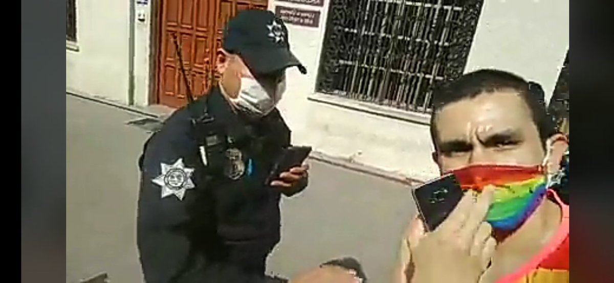 Gabrielgtzg's tweet photo. El activista #LGTB #OmarSolís fue detenido por elementos de Policía de Monterrey.
El activista acudió a la catedral de Monterrey para pedir bajar video que publicó la arquidiócesis de #Monterey sobre cura de #homosexualidad 
https://t.co/F8GFTkZF3R https://t.co/VT2Ggl05Qg
