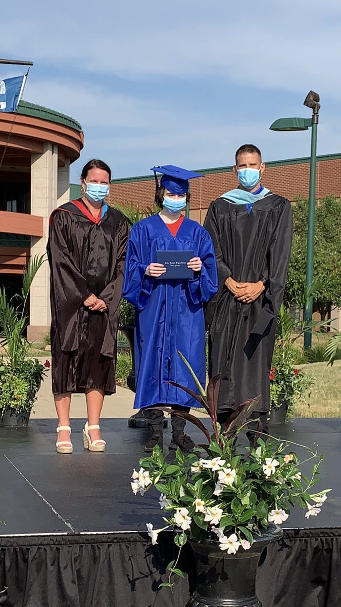 jsewell02's tweet photo. Thank you Lake Fenton for making today special for our graduates!! #lfleads #lf2020graduates https://t.co/29KaMDkPBp