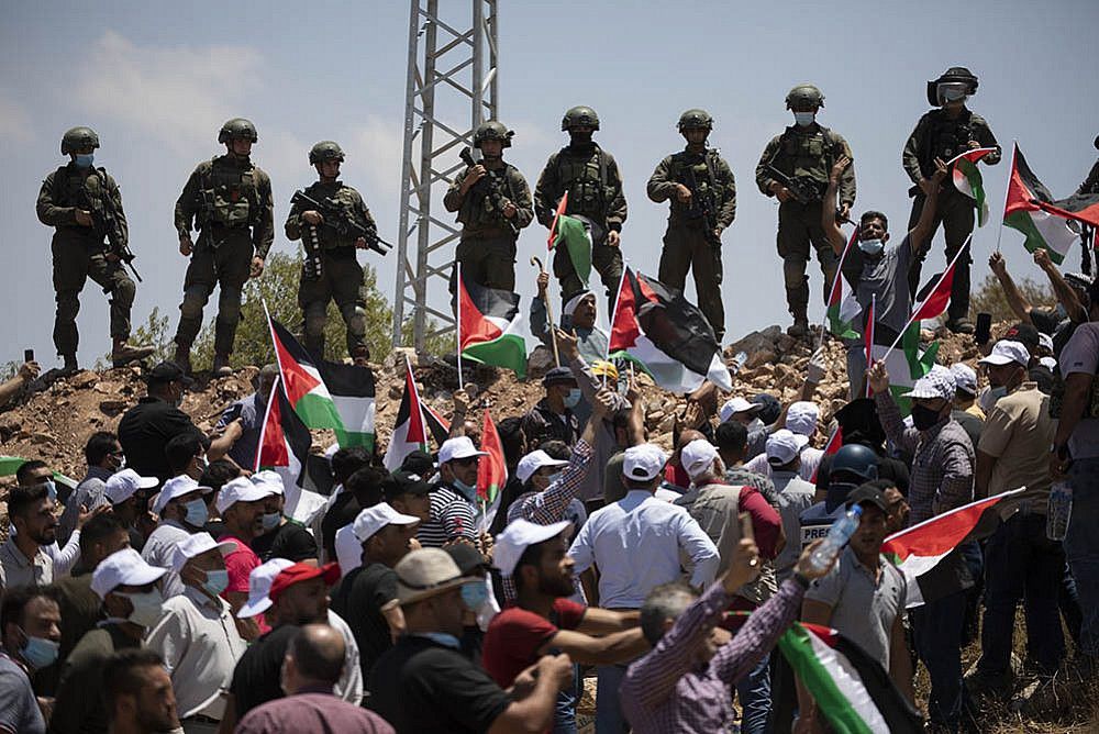 theIMEU's tweet photo. “We are unarmed. Why are they shooting tear gas and beating us? They are afraid because justice is on our side.” Israeli soldiers built a dirt barrier to cut off Palestinian farmers from their land.
https://t.co/2UnXJCgiPi https://t.co/rPo0BZYEis