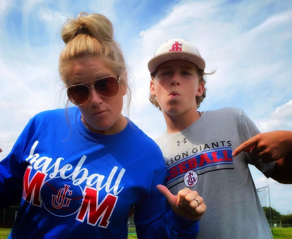 JaclynGregory's tweet photo. JG MOMing so hard over here. 👊🏻😎🤙🏻#baseballislife https://t.co/PncFKg9MC8