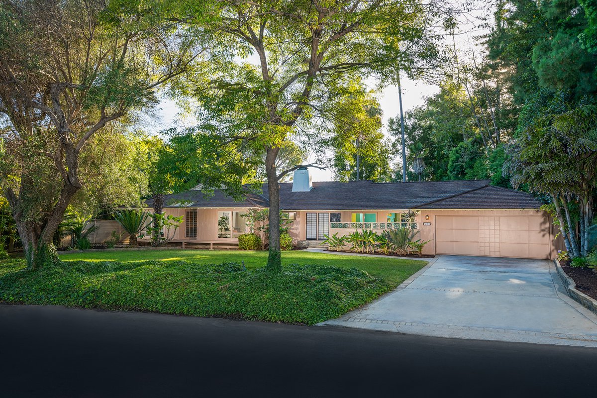 EllimanCA's tweet photo. Thank you for being a friend ✨👵🏼📺 A slice of Hollywood history, this impeccably maintained Mid-Century Modern treasure is one of TVs most familiar exteriors. [Listing: @RachelleRosten] #EllimanCalifornia #GoldenGirls

View more: https://t.co/Y1QopmrnDm https://t.co/MwYxhTlbA1