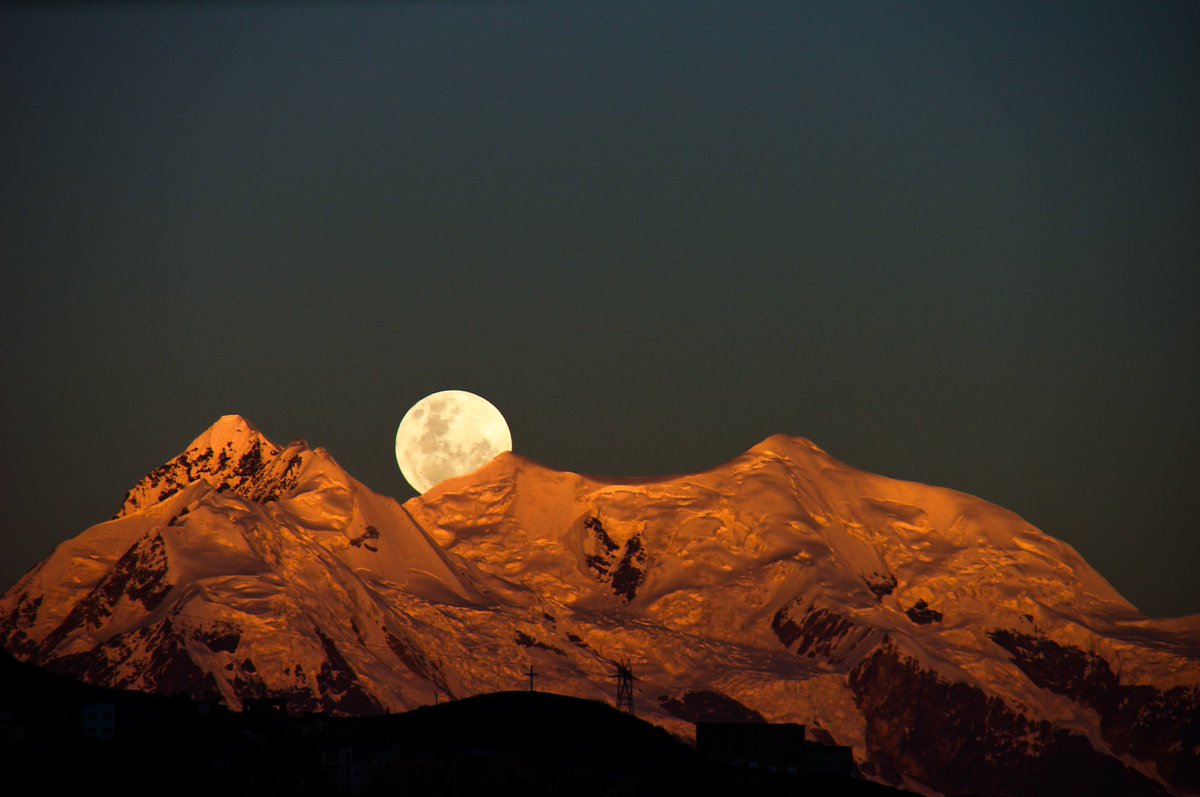 omartorrico1982's tweet photo. Algún tiempo atrás tomé esta fotografía de una de mis montañas favoritas, el #Illimani y la salida de la #luna desde el Killi Killi en un  invierno paceño. Quiero pasearme tus calles nuevamente y sentir la magia que emanas en cada paso que doy. Prontito será. Viva La Paz! https://t.co/KFTIq2i3Kp