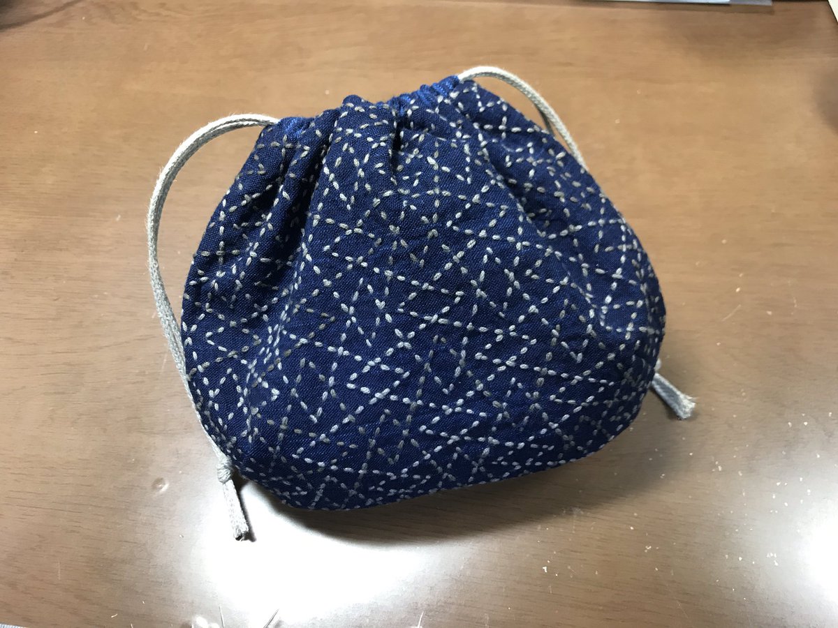 nana_sashiko's tweet photo. しじみ巾着もう一つ。つづき山形と菱青海波で。
#刺し子 #snowwing #しじみ巾着 #刺し子の巾着 https://t.co/bbsb5jfAB5