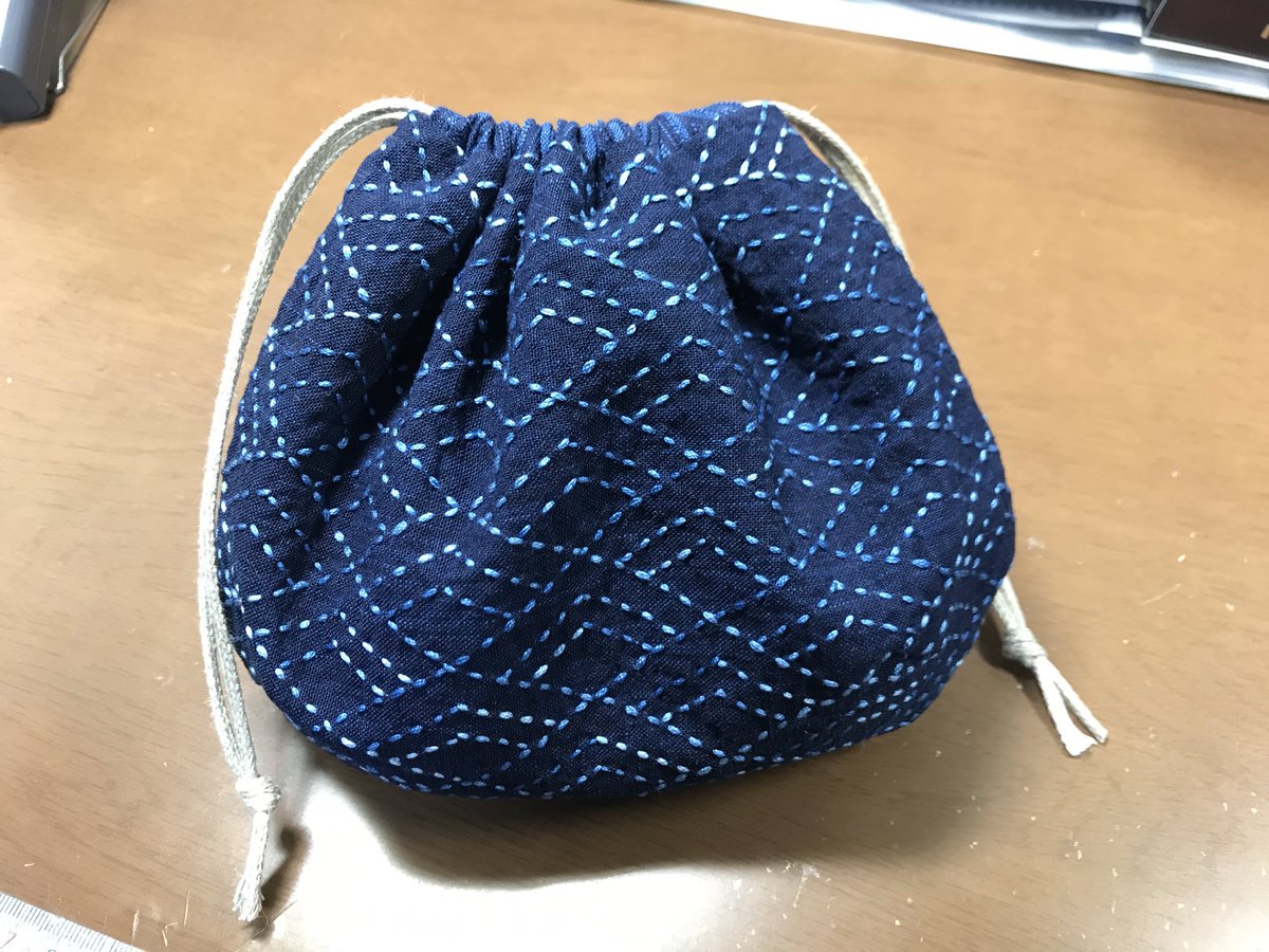 nana_sashiko's tweet photo. しじみ巾着もう一つ。つづき山形と菱青海波で。
#刺し子 #snowwing #しじみ巾着 #刺し子の巾着 https://t.co/bbsb5jfAB5