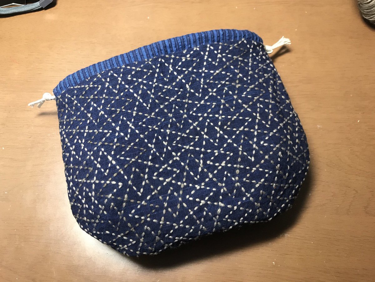 nana_sashiko's tweet photo. しじみ巾着もう一つ。つづき山形と菱青海波で。
#刺し子 #snowwing #しじみ巾着 #刺し子の巾着 https://t.co/bbsb5jfAB5