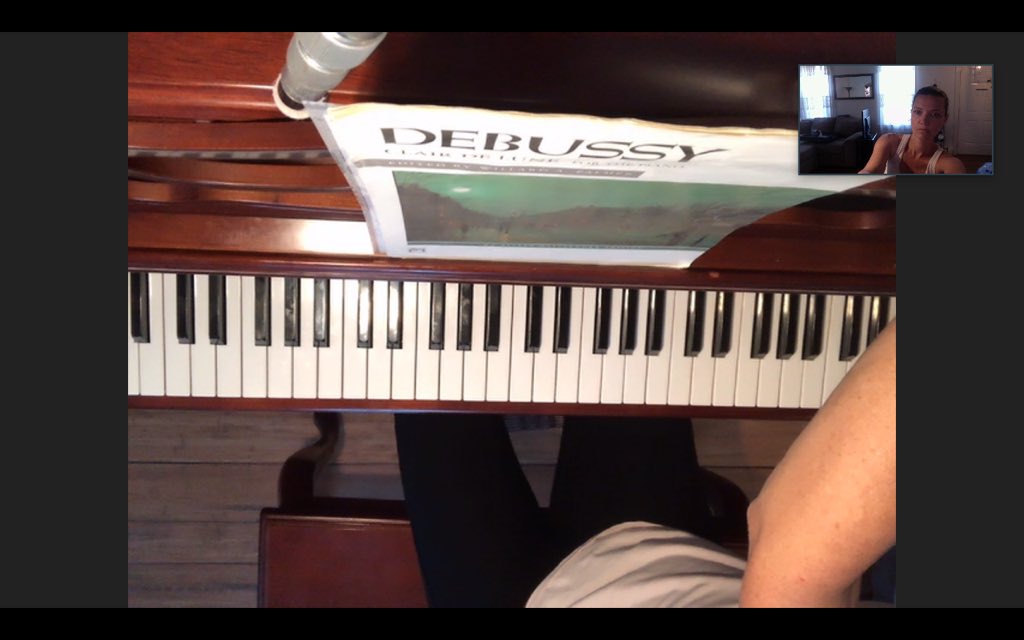 PianoMusing's tweet image. And here is what the screen on my computer looks like in speaker view. (I enable an audio connection on phone instead of computer, makes tutorials easier: switch from gallery to speaker view). Is great that you can record and send parts of the lessons as tutorials for practice :)