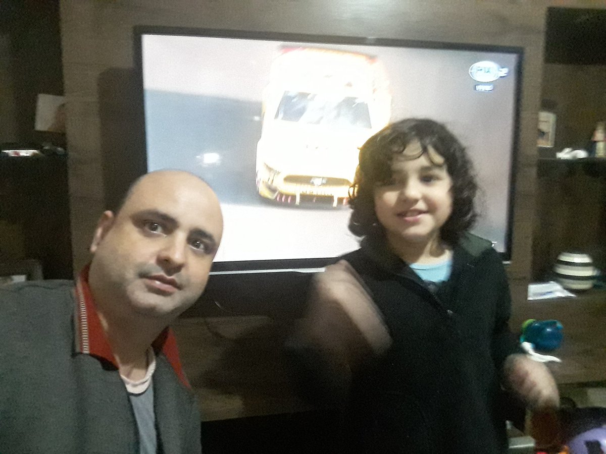 #nascarfoxsport 
Pai e filho ligado no Fox Sports. 
Gustavo e Gabriel Medina