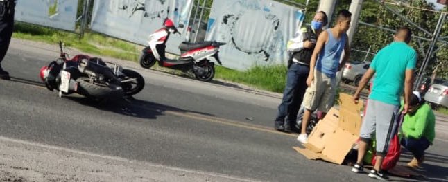 Gato_Samm's tweet photo. #Xochitpec Libramiento Tepetzingo, precaución accidente entre dos motociclistas frente al restaurante Las Asadas, tránsito lento! Las placas de las motos son 56ASV9 y 50ASV8 aún llegan las ambulancias.
18:20 https://t.co/LGSUR7qZiX