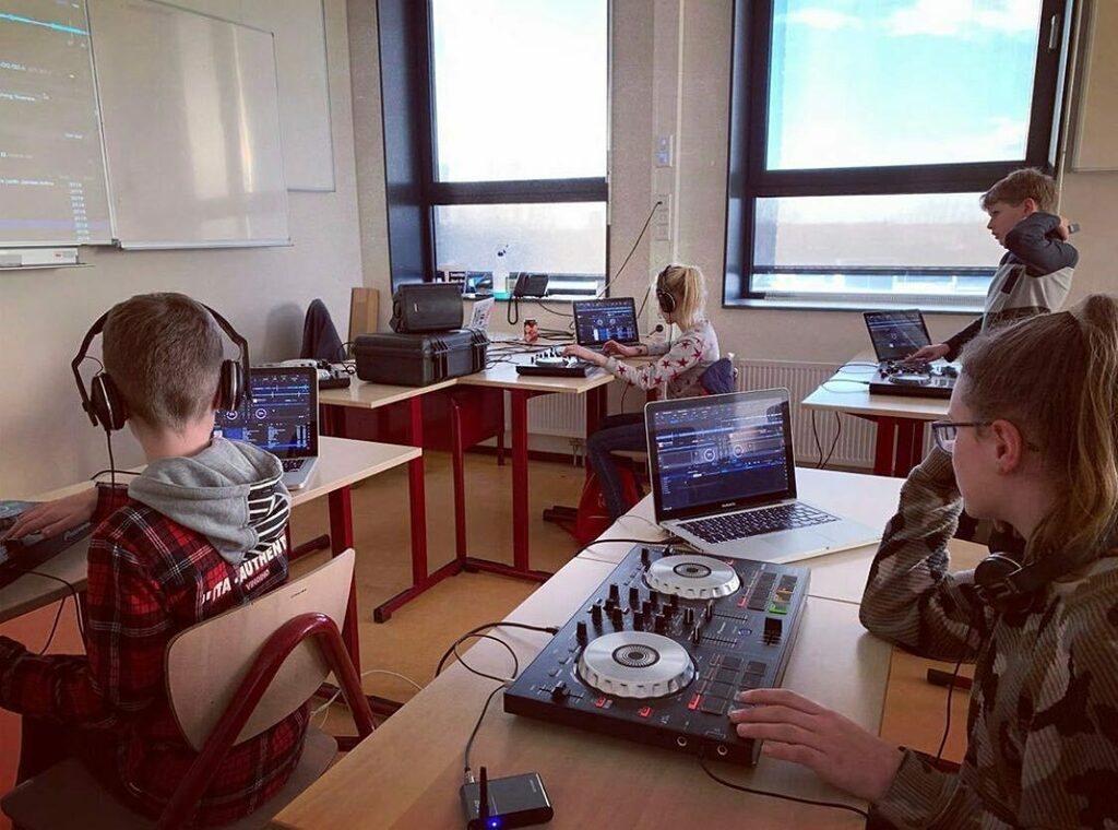 djschoolhouten's tweet photo. Steeds meer meiden bij de dj-school, gaaf! #femaledj #pioneerdj #mobiledj #djlife #mobiledjlife #edm #dance #ddj #dj #tracks #deephouse #house #music #djschool #rekordboxdj #pioneer #rekordbox #cdj #xdj #melodichouseandtechno #djm https://t.co/ksupRIZByn https://t.co/ky97MPAGs6