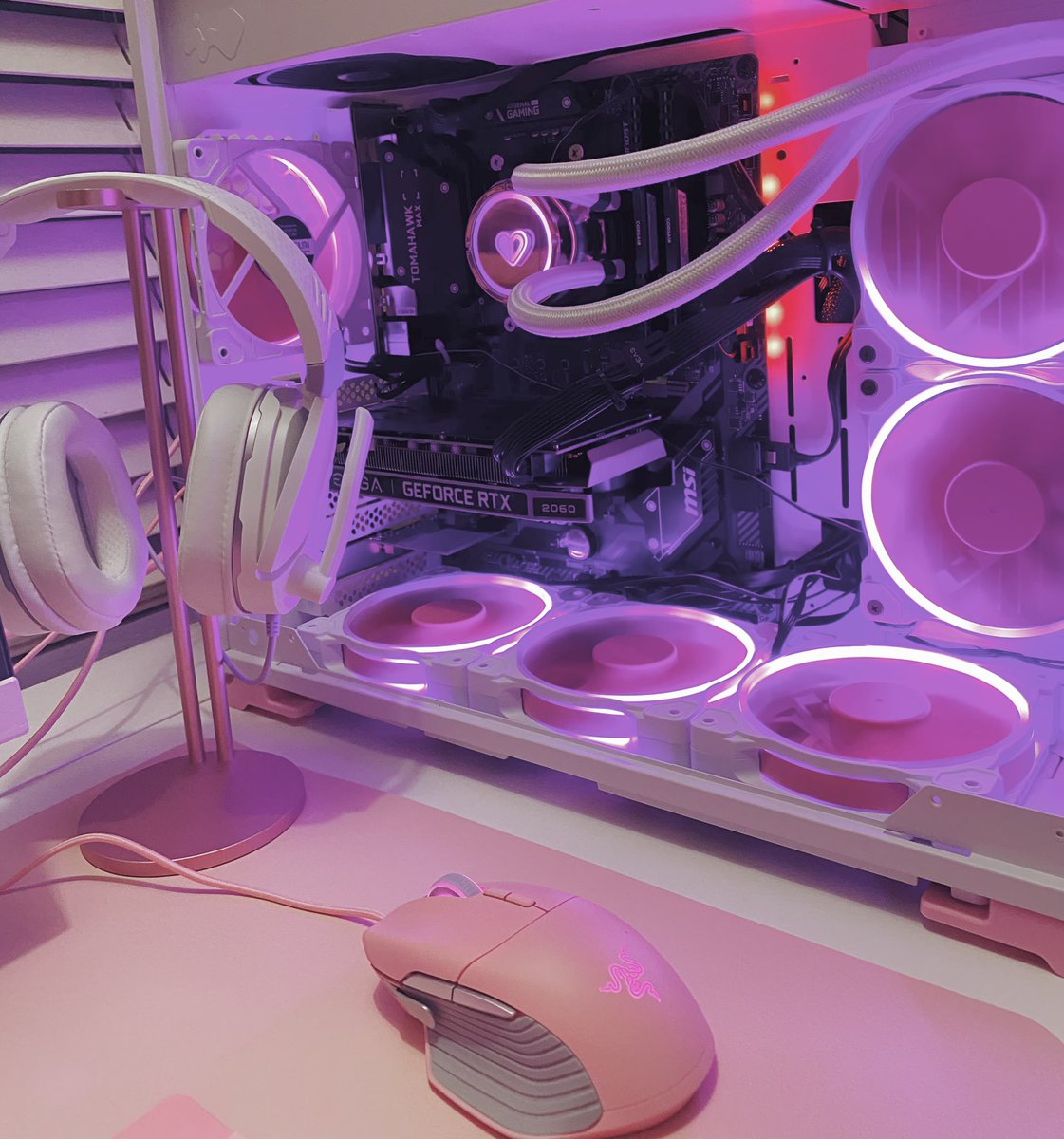 verryberrie_'s tweet image. sharing some pics here bc I just really love my pc setup 💗🤍💕💜