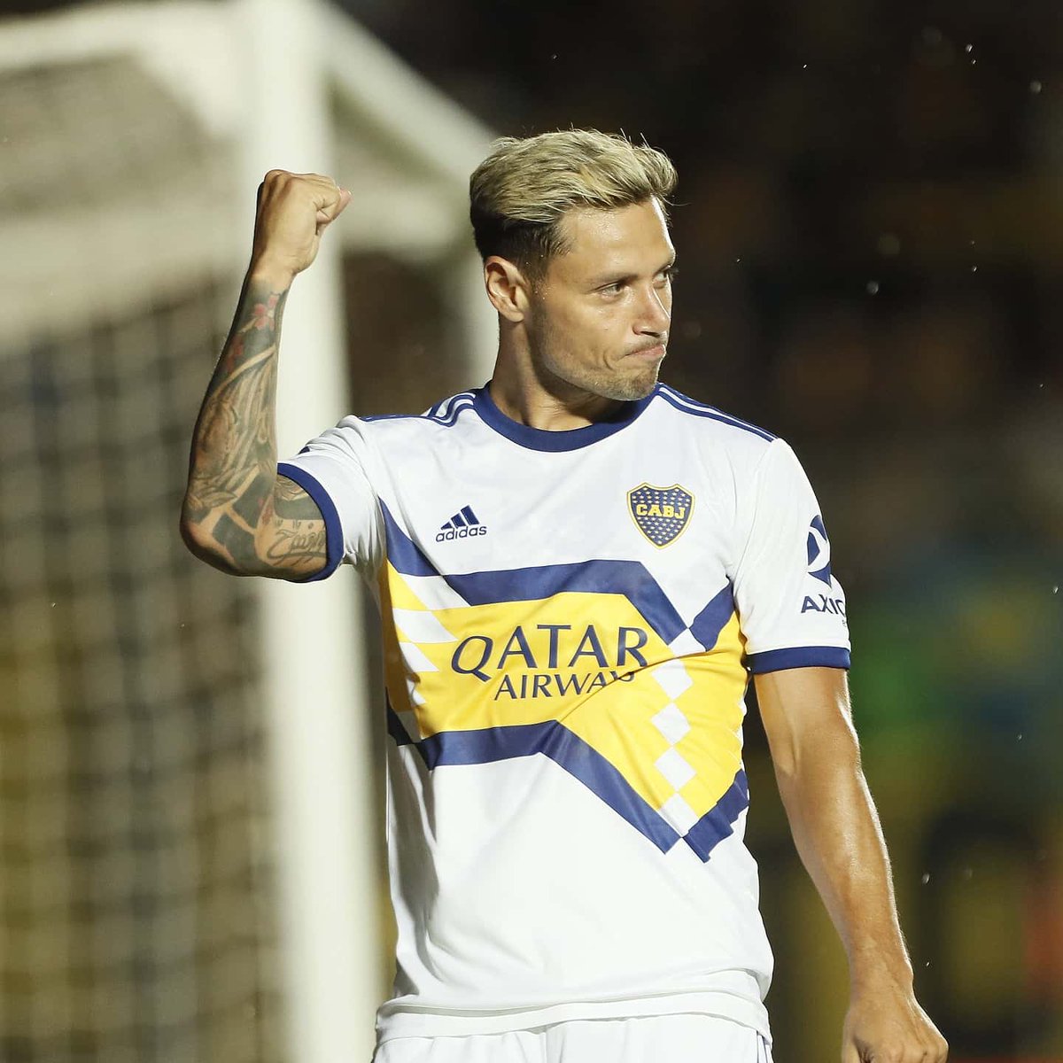 DerossiIl's tweet photo. Mauro Zarate Tras un llamado de Roman y Miguel Russo acepto el contrato y se QUEDA EN BOCA. https://t.co/3ozkAwD4cV