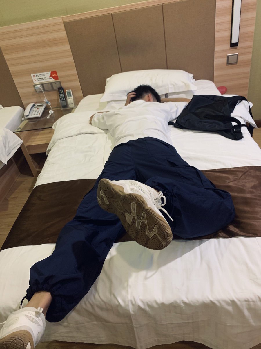 在理发店狂吃零食 tweet media