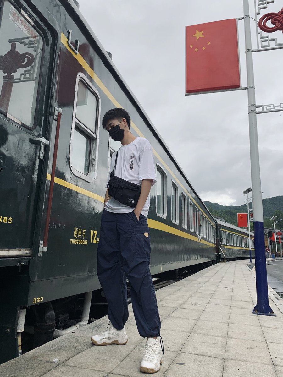 在理发店狂吃零食 tweet media