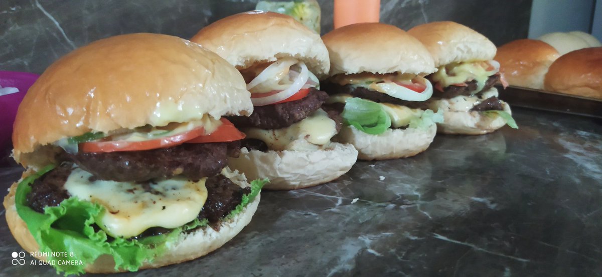 Masacote6's tweet photo. Éstas llevan doble carne, pan brioche recién horneado, motzarella o cheddar, vegetales y salsas... Qué le añadiría? #hamburguesa #delivery #15Julio #emprendimiento https://t.co/VdUOpsVVkV