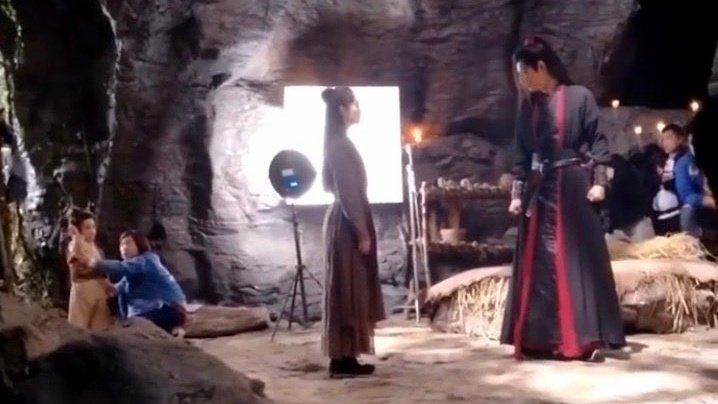 NOW HES TALL AGAIN WTF