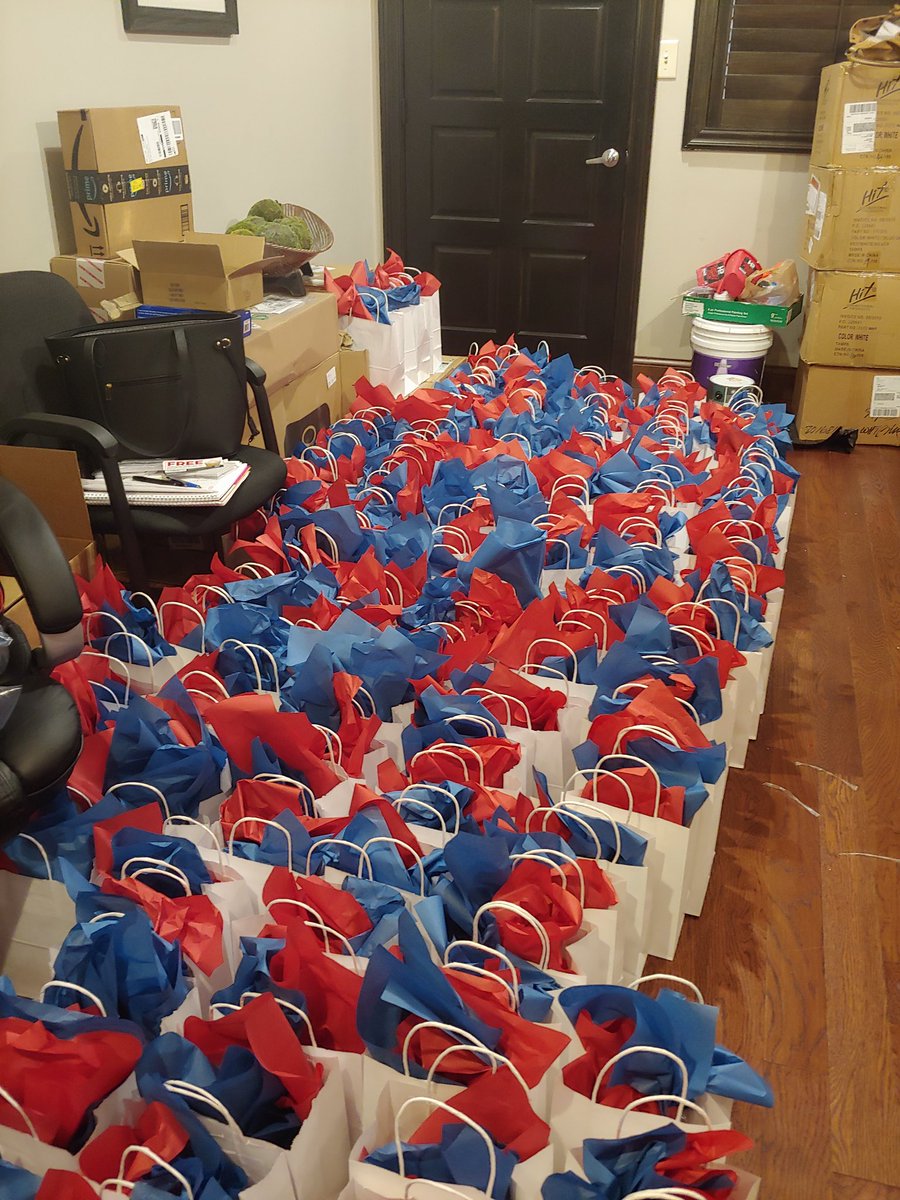PHSTEAM2020's tweet photo. Seniors come get your goodies bags tomorrow from 10 - 12.  We will be in the parking lot beside the football field. https://t.co/ooURfroXGd