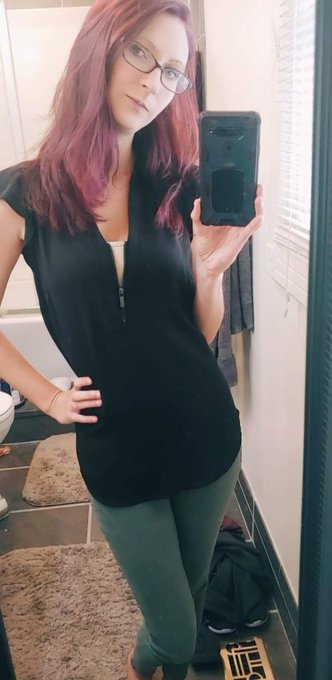 From work professional to slut! All day everyday! Check out my pages!! Ladies, if you Retweet and send<a href="/tag/newprofilepic"class="tags"><span>#newprofilepic</span></a>