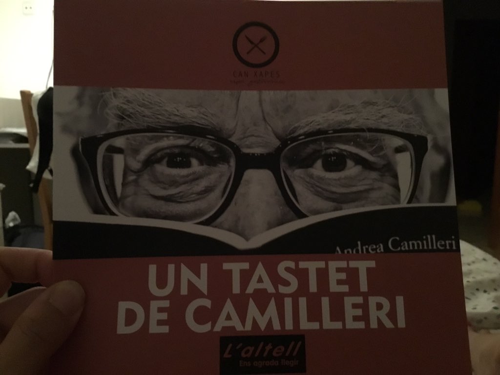 carla_canals's tweet photo. Quin gran vespre amb el magnífic traductor @pauetvidal , amics i amigues de la llibreria @LlibreriaLAltel , i la gastronomia de #canxapes . I com diu la @marmedir.... #meravellós! Gràcies a tots els que ho heu fet possible ! #camilleri #camillejant #afortunada #grannit #istiu https://t.co/ODWS300a1d