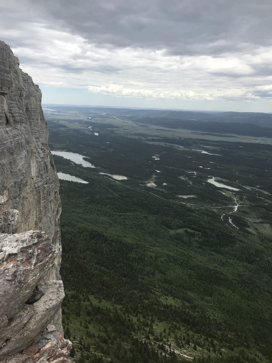 trekor19's tweet photo. Yamnuska!! Bring me back! #explorealberta #hiking #summitbeers #Rockies https://t.co/f6SFJnePHW