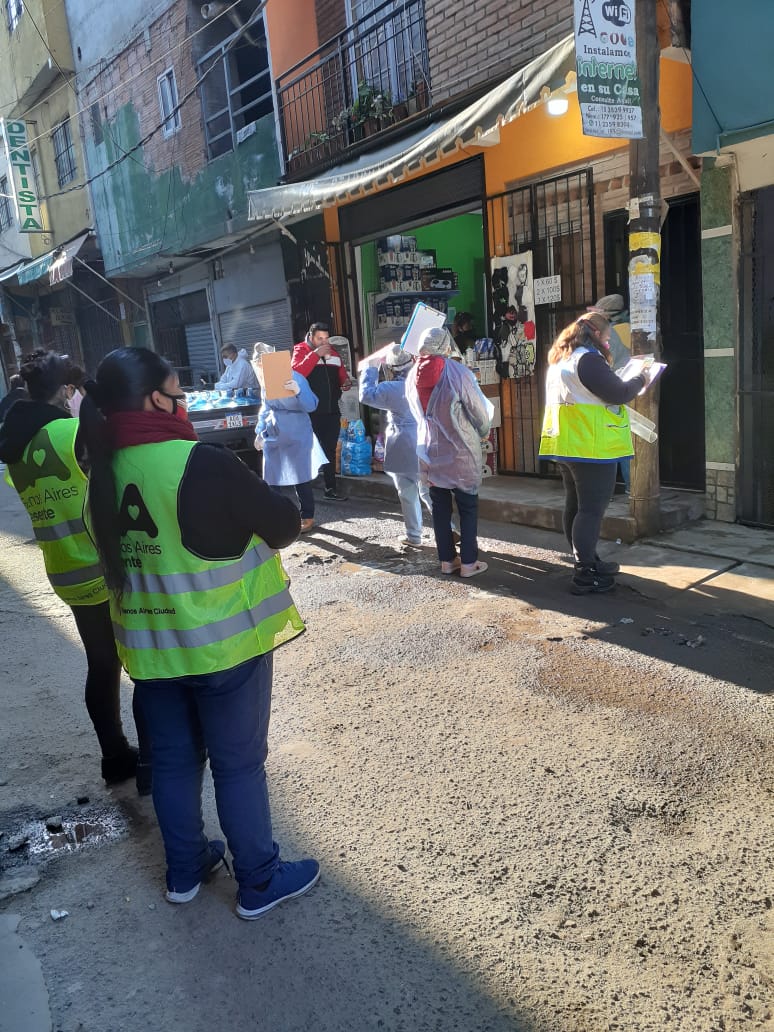 Veronica_L25's tweet photo. Otro día dónde los jóvenes y el equipo de @IVCBuenosAires salen al barrio Ricciardelli en distintos operativos,  búsqueda activa de contactos estrechos  y postas de prevención de Covid - 19 
BUENOS AIRES PRESENTE https://t.co/lLiEBOXvTa